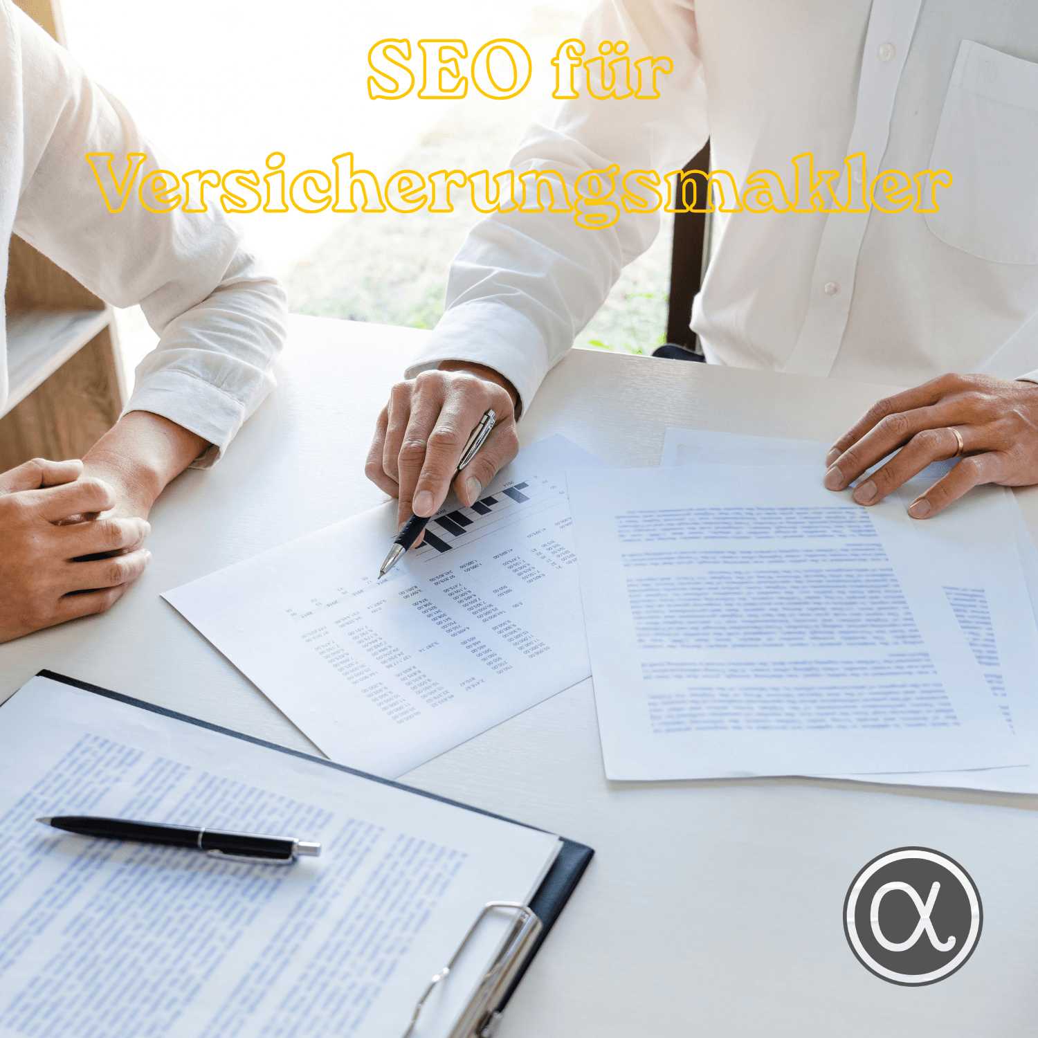 Zwei Personen besprechen Unterlagen zum Thema SEO für Versicherungsmakler